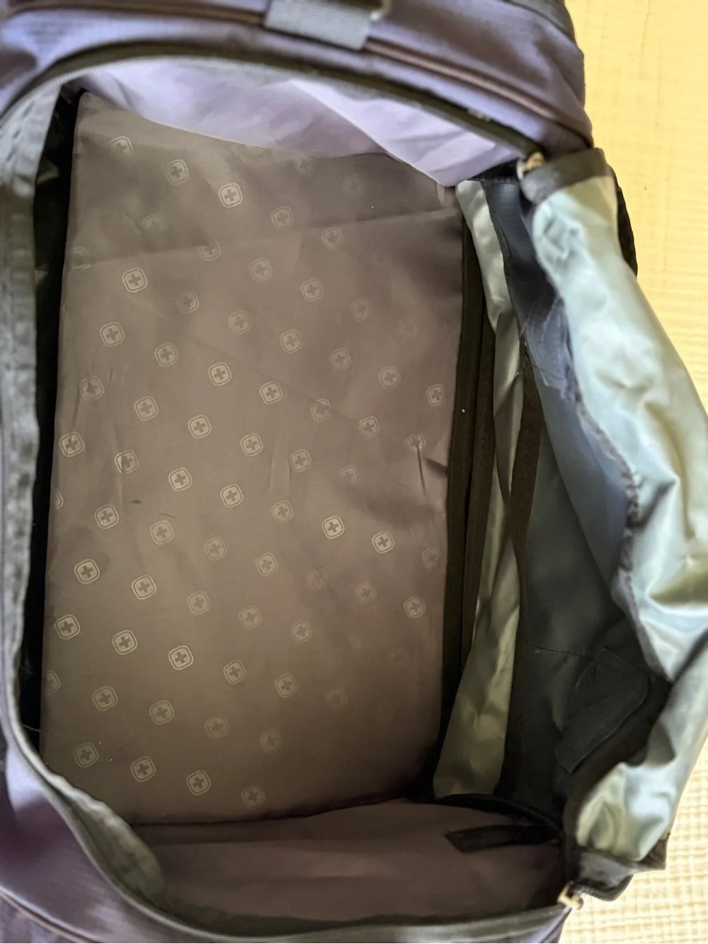 SwissGear spacious duffel